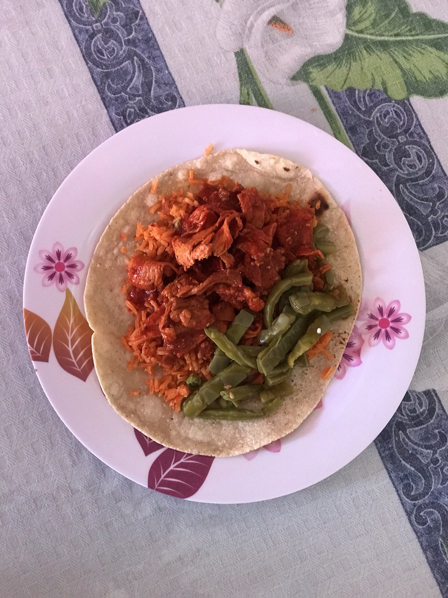 sabormexico's tweet photo. Dicen que recordar es volver a vivir, y como hoy es #DiaDelTaco dedicamos esta publicación a estos #tacos acorazados con arroz, bistecs de puerco en adobo y nopales de Doña Seve en #Cuernavaca 🧡🤤 Urge regresar! @BetoLanz @PaolaNorman Uuuurge! https://t.co/KPka61NjyH