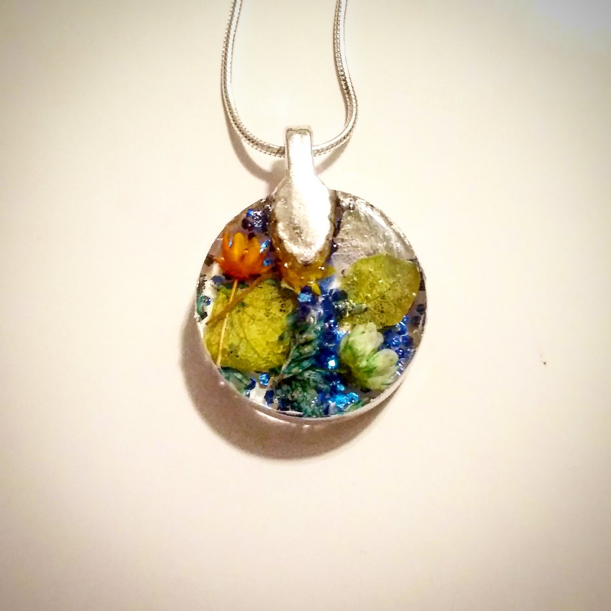 pandartpaint's tweet photo. Flower pendant 🌷🌹

#flowers #flower #resincrafts #resin #flowercraft #silver #jewelry #necklaces #necklace #driedflowers #handmadejewelry #handmade #art #forsale https://t.co/jaTZbSPSct
