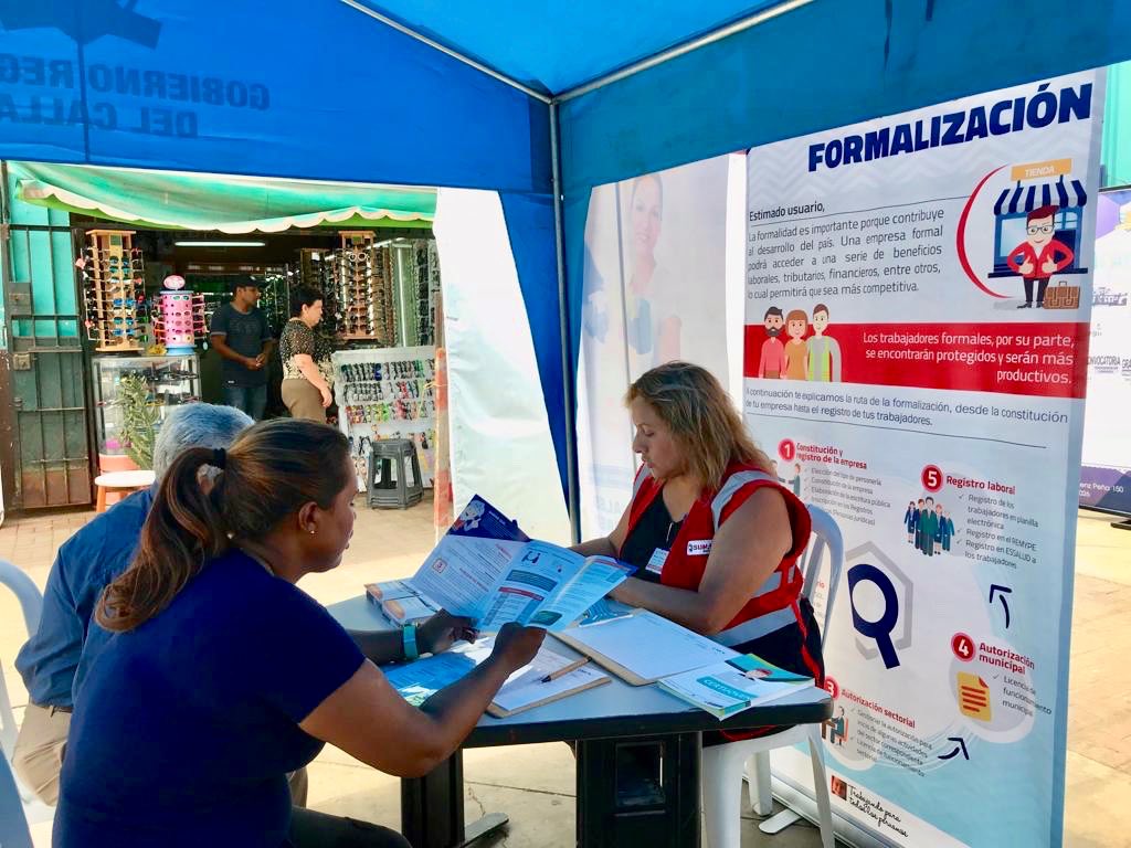 SunafilPeru's tweet photo. 📢 | [LO ÚLTIMO] 
En el marco del Día Internacional de las Trabajadoras del Hogar, la #IRECallao junto a @callaoregion, @Minsa_Peru, #DEMUNA, #DRTPEC brindaron asesoría sobre la ley que regula las relaciones laborales y otros servicios. ✔️🙋🏻‍♀️🙋🏻‍♂️✔️ #NoEsMagia, #EsTrabajo https://t.co/D5rSsDmkAe