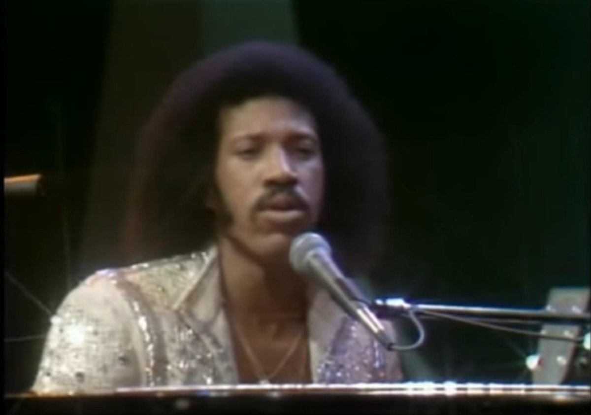 LionelRichie's tweet photo. You forgot to wear your sequin white suit for this performance @_Serenate #STILL #AmericanIdol https://t.co/PhPFGNurdP