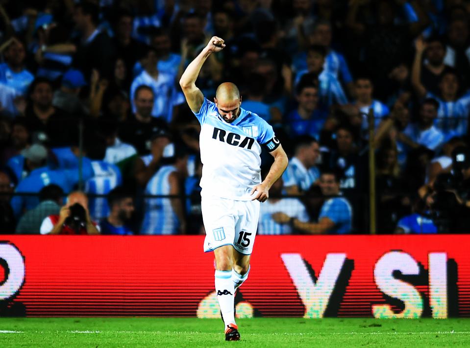 Volvió a casa pensando en ser campeón, y cumplió. Con 36 años de edad, conquistó el título del fútbol argentino portando la camiseta de Racing. Líder indiscutible, goleador del torneo (17 goles en 23 partidos) y el gran referente de La Academia. Lisandro López fue el MVP. ÍDOLO.