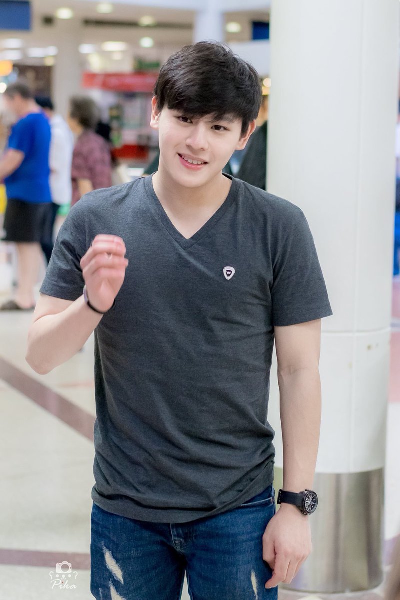 pikachuchu25's tweet photo. เจอทุกครั้งก็เหมือนเดิม เพิ่มเติมคือความน่ารัก น่ารัก น่ารัก ☺️💕#PluemPurim
#อยากเจอปลื้มให้มาเดินเล่นที่สนามบิน 
#หลงใหลได้ปลื้ม #pluem_fanclub 
#โฮมรูมปลื้มชิม่อน 
#เด็กเสี่ย https://t.co/dP8aJyoRyj