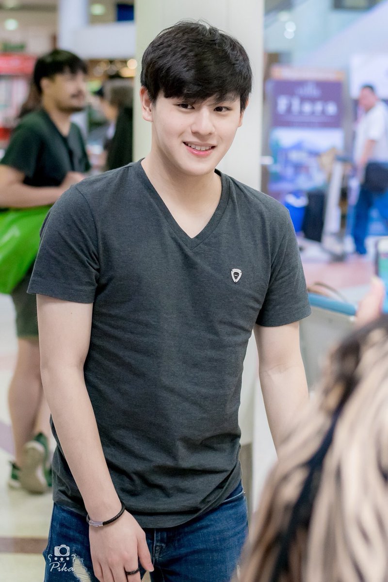 pikachuchu25's tweet photo. เจอทุกครั้งก็เหมือนเดิม เพิ่มเติมคือความน่ารัก น่ารัก น่ารัก ☺️💕#PluemPurim
#อยากเจอปลื้มให้มาเดินเล่นที่สนามบิน 
#หลงใหลได้ปลื้ม #pluem_fanclub 
#โฮมรูมปลื้มชิม่อน 
#เด็กเสี่ย https://t.co/dP8aJyoRyj