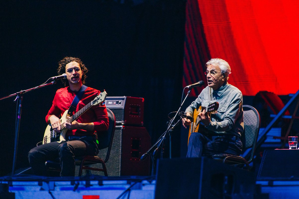 dfallaccess's tweet photo. ¡La familia Veloso estuvo en el #Mainstage2 y nos encantó! 🌟 @caetanoveloso, #moreno, #zeca &amp; #tom 🌟 

#music #caetanoveloso #morenoveloso #zecaveloso #tomveloso #festival #LollaAR #Lollapalooza #DFEntertainment https://t.co/vHa3HVbhRe