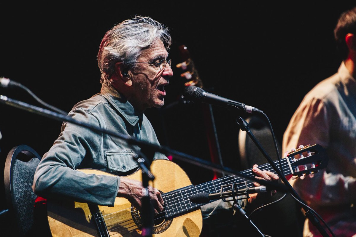 dfallaccess's tweet photo. ¡La familia Veloso estuvo en el #Mainstage2 y nos encantó! 🌟 @caetanoveloso, #moreno, #zeca &amp; #tom 🌟 

#music #caetanoveloso #morenoveloso #zecaveloso #tomveloso #festival #LollaAR #Lollapalooza #DFEntertainment https://t.co/vHa3HVbhRe