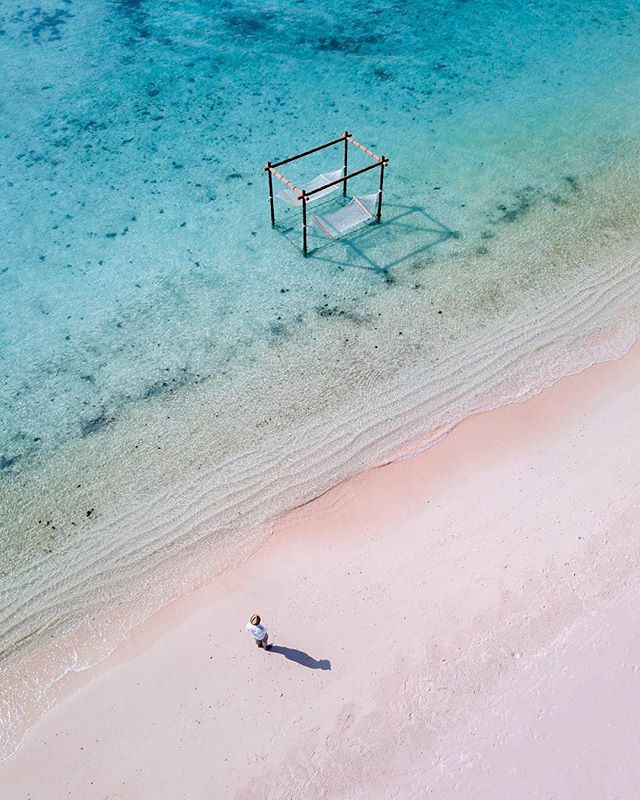 Pink beach & Turkey sea: time for a nap in paradise!!! 🏖🏝⛱ #maldives #sirrufenfushi #officialmaldives #canon_photos #landscapephotography #landscapelovers #onlymaldives #nakedplanet #awesomeearth #ourplanetdaily #ilovemaldives #maldiveslovers #theglobewanderer #firstclassand…