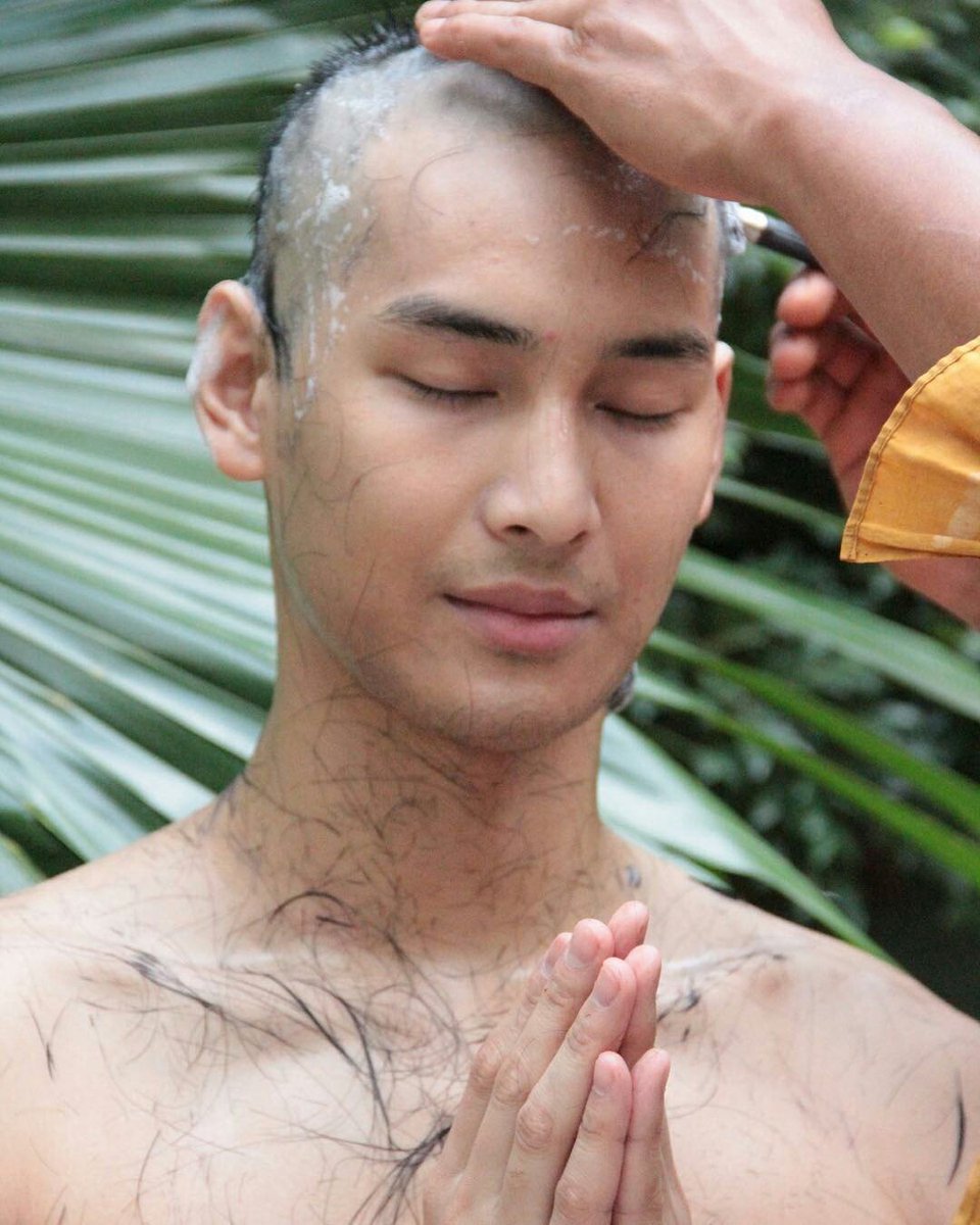 about_apo's tweet photo. “ด้วยกายก็ดี ด้วยวาจาก็ดี ด้วยใจก็ดี
กรรมน่าติเตียนอันใด ที่ได้กระทำแล้วในท่านทั้งหลาย ขอท่านทั้งหลายจงอโหสิกรรมนั้นๆ แก่กระผมเพื่อการประพฤติพรหมจรรย์ในคราวครั้งนี้ด้วยเถิด”
.
.
🙏 #nnattawin #about_apo #bermfamily https://t.co/6EO3Nwuuc5