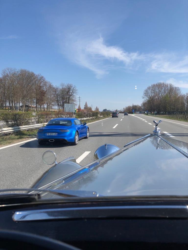 Superbe combinaison ancienne et moderne 😎😇. Photo by CES -Concours d’Elegance Suisse🇨🇭