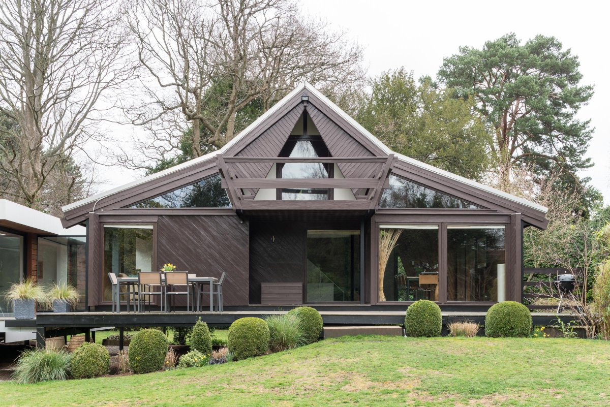 FOR SALE 
This remarkable house known as Turnpoint was designed by the architect Rodney Gordon in 1961 for his own family.
bit.ly/2WzFCav