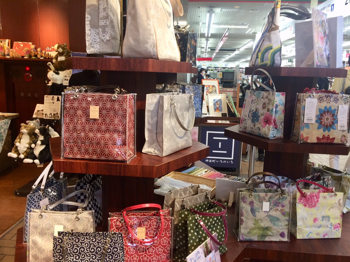 j1_jimbocho's tweet image. etoffeさんのバリエーション豊かなバッグご用意してます。

持ち手の色を変えたり、ビニールカバーをセットして雨仕様にできたりカスタマイズすることも可能です！

とってもステキなバッグで、春のおでかけがさらに楽しくなりそうですね☺️🌸

#神保町いちのいち
#サブバッグ
#エトフ