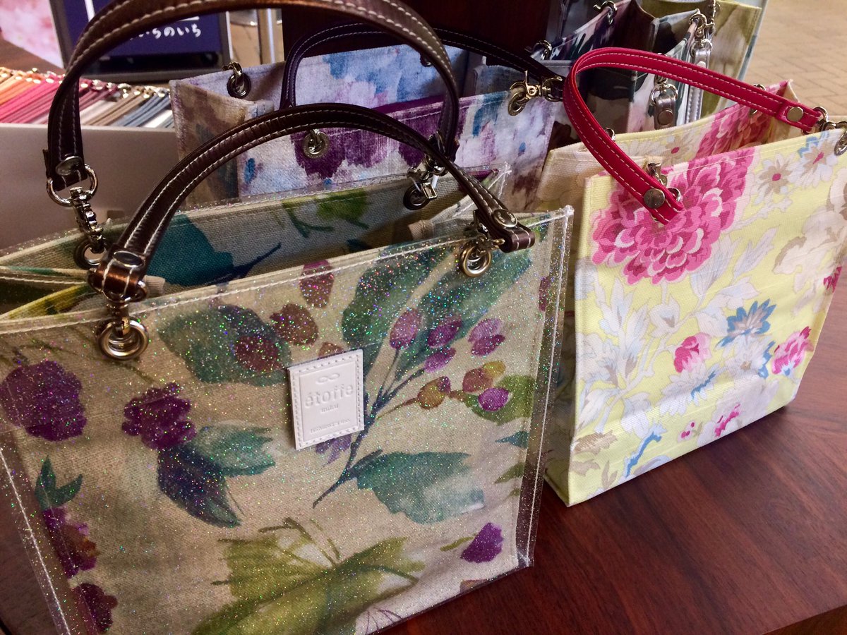 j1_jimbocho's tweet image. etoffeさんのバリエーション豊かなバッグご用意してます。

持ち手の色を変えたり、ビニールカバーをセットして雨仕様にできたりカスタマイズすることも可能です！

とってもステキなバッグで、春のおでかけがさらに楽しくなりそうですね☺️🌸

#神保町いちのいち
#サブバッグ
#エトフ