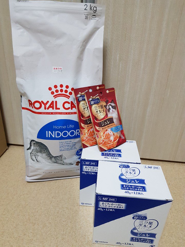 cat_saenae's tweet photo. 어제 새내는 구조자분의 집으로 안전히 잘 갔습니다. 후원금으로 구매한 사료와 후원받은 간식도 잘 먹고 적응중이라네요 :) 집에 다른 고양이들이 있고 워낙 순한 아이라 잘 지낼 것 같습니다 :) https://t.co/u78JfelQJj