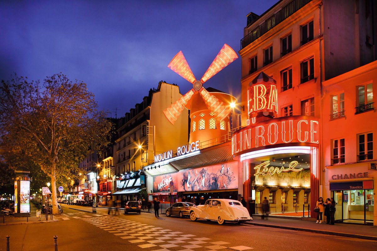 FDVMontmartre's tweet photo. Nouvelles vignes à #Paris ! Pour sa 86e édition la @FDVMontmartre va planter des vignes boulevard de Clichy entre les stations de métro #Pigalle et #Blanche. Dorénavant il y aura aussi le Clos Pigalle. 1ère cuvée prévue pour oct 2021🍷🍇 #FDVM19 #Montmartre #aprilfool #paris18 https://t.co/SSi0GvC8ng