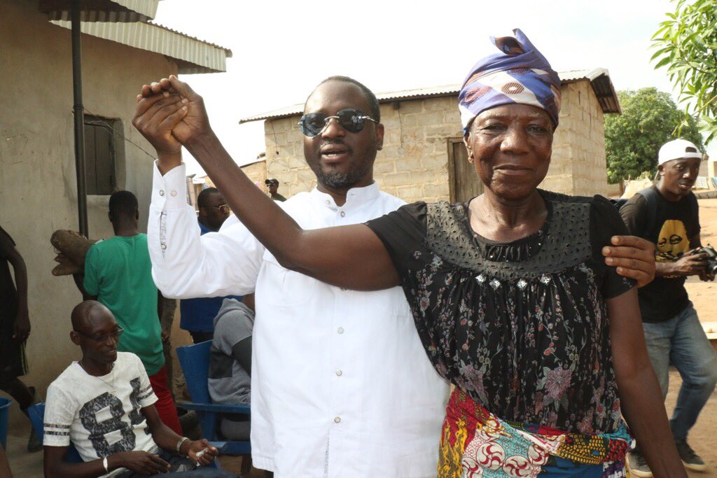 SOROKGUILLAUME's tweet photo. Surprise !! Cette maman … s’appelle Soro Guillaume dans ce village reculé du pays Djimini. Et elle a tenu à nous le faire savoir. Que de bénédictions ai-je reçues d’elle ! Merci maman. https://t.co/cYBF2DKkKs