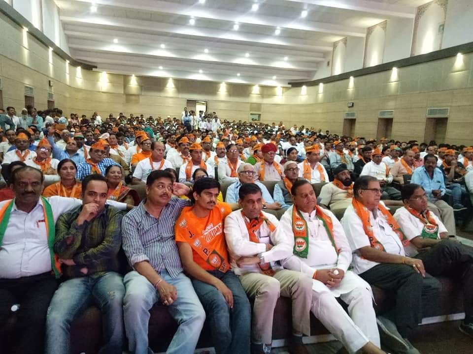 BJYMinRaj's tweet photo. प्रदेश भर में युवा साथियों ने #MainBhiChowkidar कार्यक्रम के तहत वीडियो कॉन्फ्रेंसिंग के जरिए प्रधानमंत्री श्री @narendramodi जी से संवाद किया l राजस्थान के सभी युवा चौकीदारों ने प्रधानमन्त्री जी को भरोसा दिलाया कि देश की चौकीदारी और नए भारत के संकल्प में वे सदैव उनके साथ है l https://t.co/kZjgq9Cu6c