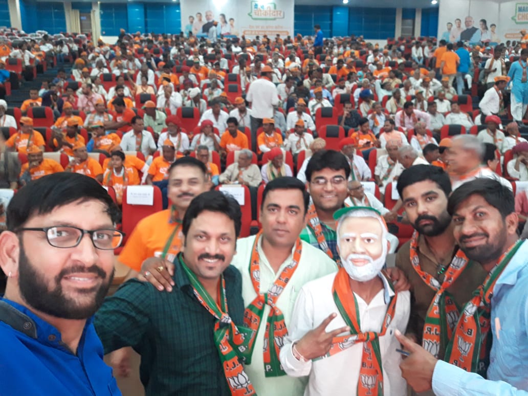 BJYMinRaj's tweet photo. प्रदेश भर में युवा साथियों ने #MainBhiChowkidar कार्यक्रम के तहत वीडियो कॉन्फ्रेंसिंग के जरिए प्रधानमंत्री श्री @narendramodi जी से संवाद किया l राजस्थान के सभी युवा चौकीदारों ने प्रधानमन्त्री जी को भरोसा दिलाया कि देश की चौकीदारी और नए भारत के संकल्प में वे सदैव उनके साथ है l https://t.co/kZjgq9Cu6c