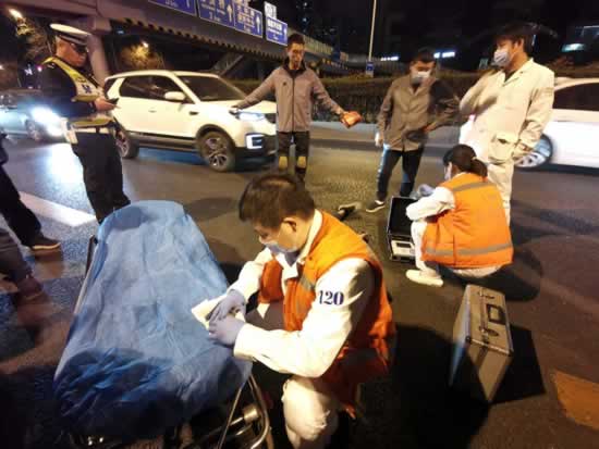 北京一男子从东三环天桥跳下 砸中汽车当场身亡
31日晚间，北京东三环垂杨柳南街附近一过街天桥上，一男子从天桥跳下砸中一辆行驶中的汽车，经现场医务人员确认该跳桥男子当场身亡。24fa.com/mn64301c62.aspx