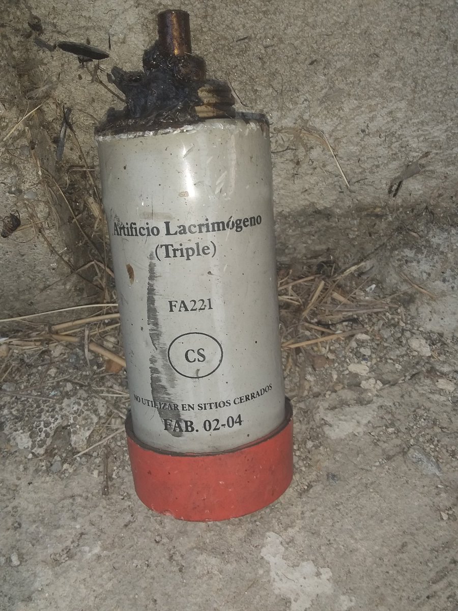 amigostazajal's tweet photo. Protestamos por falta de luz, de agua y de gas y la #GNB Destacamento de la Brigada 41 nos lanza bombas lacrimógenos, cobardes¡¡¡¡ será que ustedes no tienen familia. Mujeres y niños exigen vivir con dignidad 
#SoSVzla #operaciónlibertad https://t.co/l2eAffpnq6