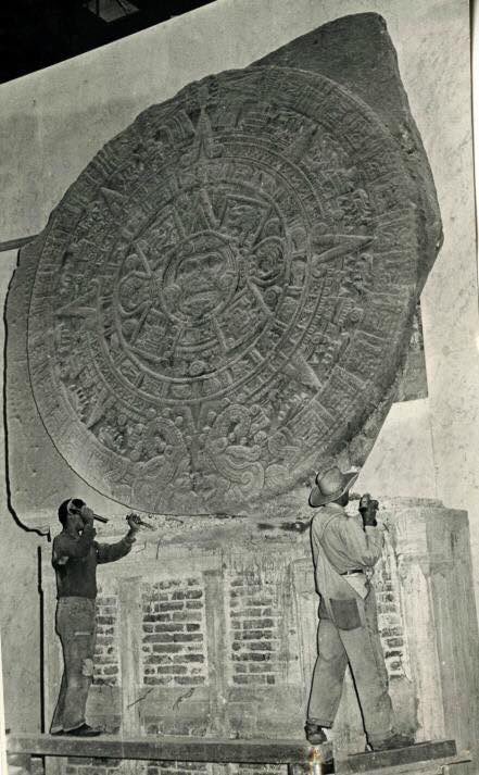 andregrupo's tweet photo. Traslado de la “piedra del sol”conocido como calendario Azteca, el disco de 3.60 metros de diámetro y 24 toneladas de peso, fue trasladado en junio de 1964 del Museo en la Calle de Moneda a su residencia actual en el Museo Nacional de Antropología en el Bosque de Chapultepec. https://t.co/yN4Xo1nKsO