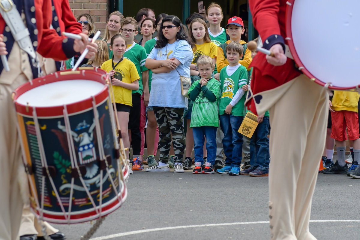 OakViewFCPS's tweet photo. Thank you @ArmyFifeandDrum Corps for helping us celebrate on Saturday! #oakview50 https://t.co/CXYkMVAgUU