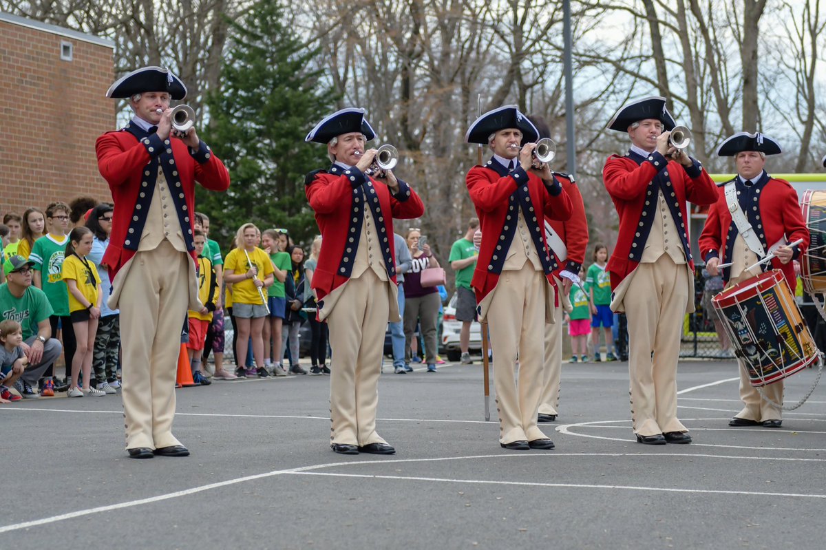 OakViewFCPS's tweet photo. Thank you @ArmyFifeandDrum Corps for helping us celebrate on Saturday! #oakview50 https://t.co/CXYkMVAgUU