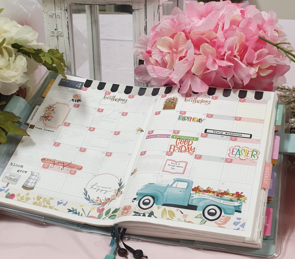 KRYSTALcrafts's tweet photo. Hello, April! 
My #hobonichi spreads using the #FlowerMarket stickers by #EchoParkPaper 

#kreationzbyKrystal https://t.co/prUEgl2KKe