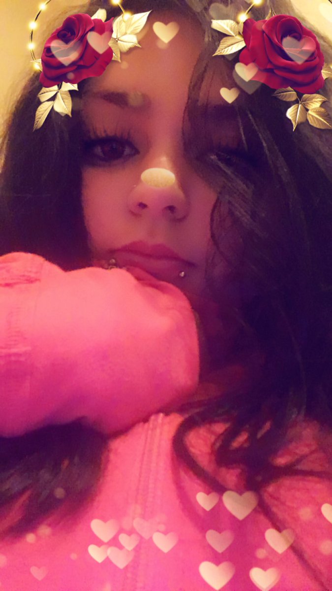 OhNoAngiee's tweet photo. Love you Edwin♥️ I’m 22 so it’s legal to slide in my DMs 👀😏😂 #SelfiesForEdwin https://t.co/U8YWqdyQrg