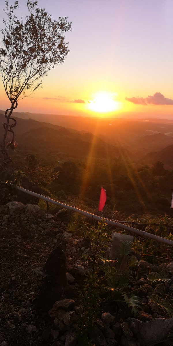 erikallorinexx's tweet photo. Felt like a ninja scaling those rocky walls on Mt. Kan-Irag! I'm now covered in bruises but it was all truly worth it ππ Anyways, these are the only pics I captured lol need to ask for more photos from my friends later π
#firsttimetrekker #SiraoPeak #BucketList https://t.co/n64875Z2Ox