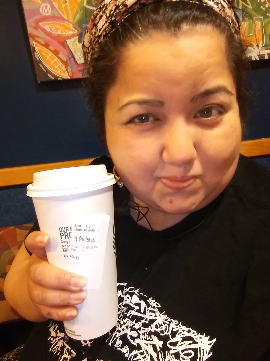 gethealthy2018's tweet photo. It's a tad bit chilly where I'm at so I'm enjoying a venti Starbucks matcha green tea latte.

#starbucks #matcha #greentea https://t.co/s7JygrnQv8