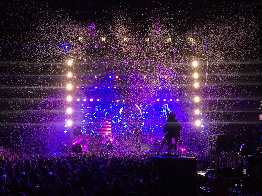 deborahaurora1's tweet photo. Mucho confetti en el cierre del #ConciertoLuisMiguelPR @Metro_PR https://t.co/1NWtjbtZK0