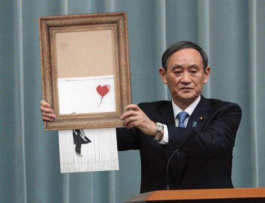 菅官房長官がバンクシーの絵をシュレッダーにかけたwww