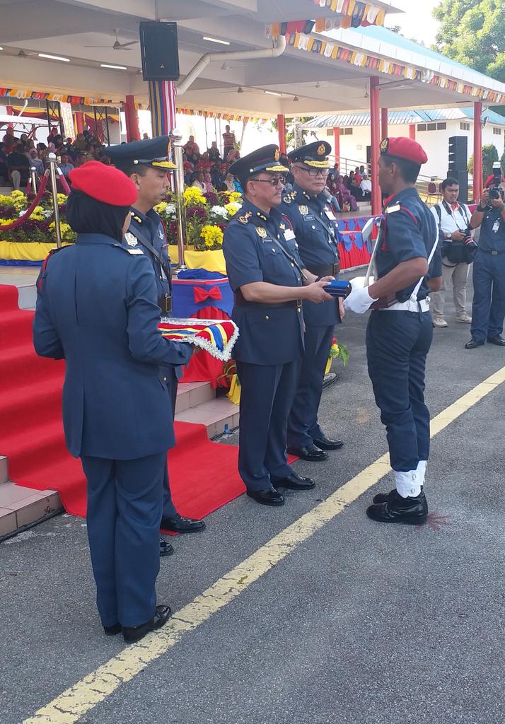 KP_bombaJBPM's tweet photo. Sekalung penghargaan &amp; terima kasih di atas kesudian YBhg Dato' Sri Hj Mohammad bin Mentek KSU KPKT menyempurnakan perasmian Majlis Tamat Latihan KSSK AFRS-MAHB Siri.2/2018 dan KSSK Siri 3/2018 di ABPM Wilayah Timur, Wakaf Tapai, Terengganu melibatkan 163 pelatih hari ini. https://t.co/vphlgppGfA