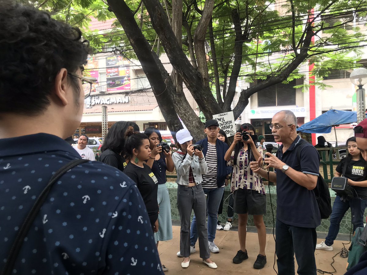KabataanPL's tweet photo. Ka Boni Ilagan recounts the significance of Plaza Ferguson as a rallying point after violent dispersals at the US Embassy.
#NeverForget
#MarcosMagnanakaw
#LaborVote2019 https://t.co/ShFdPOVIzA