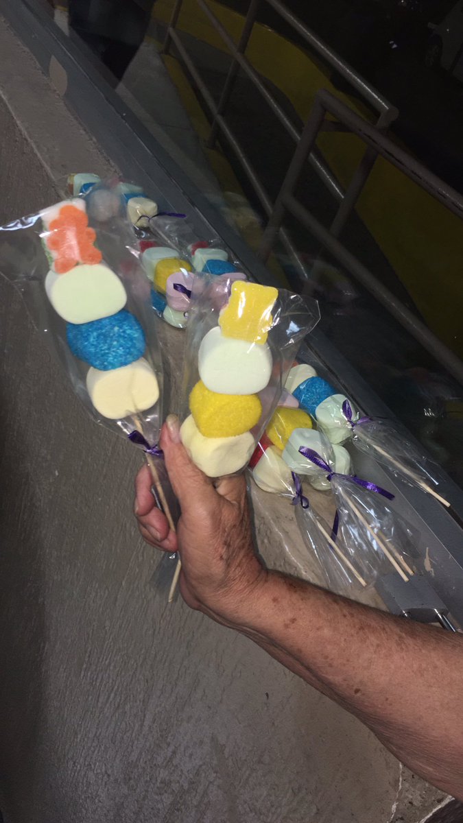 malefcamarena's tweet photo. Amigos, si necesitan súper, pasen a Walmart N. Obrero y ayudemos a la señora Mary. Vende paletas para mantenerse a ella y a su hija que está en cama, y para comprarse su Bromazepan.

Está desesperada porque no ha vendido casi nada. Mañana está a partir de las 8 pm.

@Trafico_ZMG https://t.co/EE4aL5ENfe