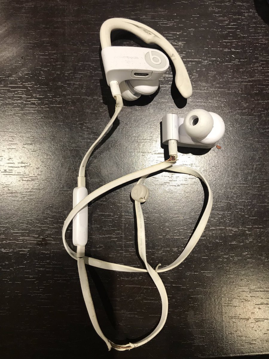 lariasm's tweet photo. @beatsbydre rotten by sweat #BadQuality Big Deception https://t.co/fxBmqhWVTv