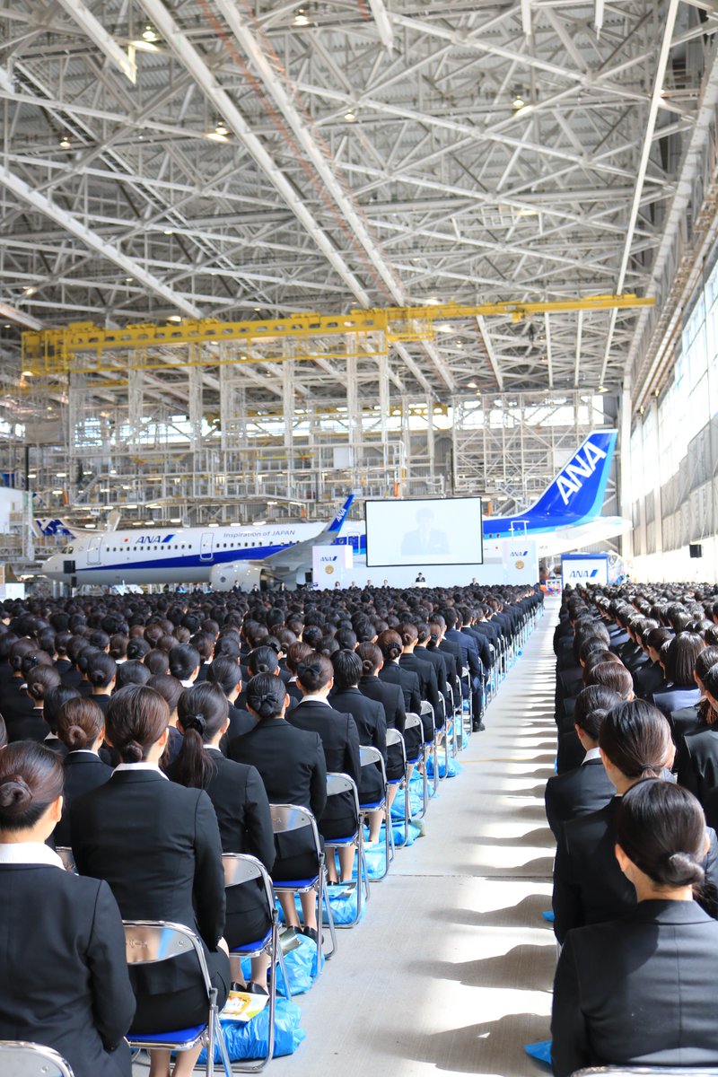 ANA_travel_info's tweet photo. 【ANAグループ合同入社式】
本日4/1（月）、羽田空港ANA機体工場✈で2019年度ANAグループ合同入社式🎊が行われました。
35社 総勢3,463名の新入社員✨が一同に集結🌟

会場では、発表されたばかりの新元号「令和」も伝えられ、希望を胸にスタートを切りました❗️

”The future starts today!!” https://t.co/w4eAzjUvkY