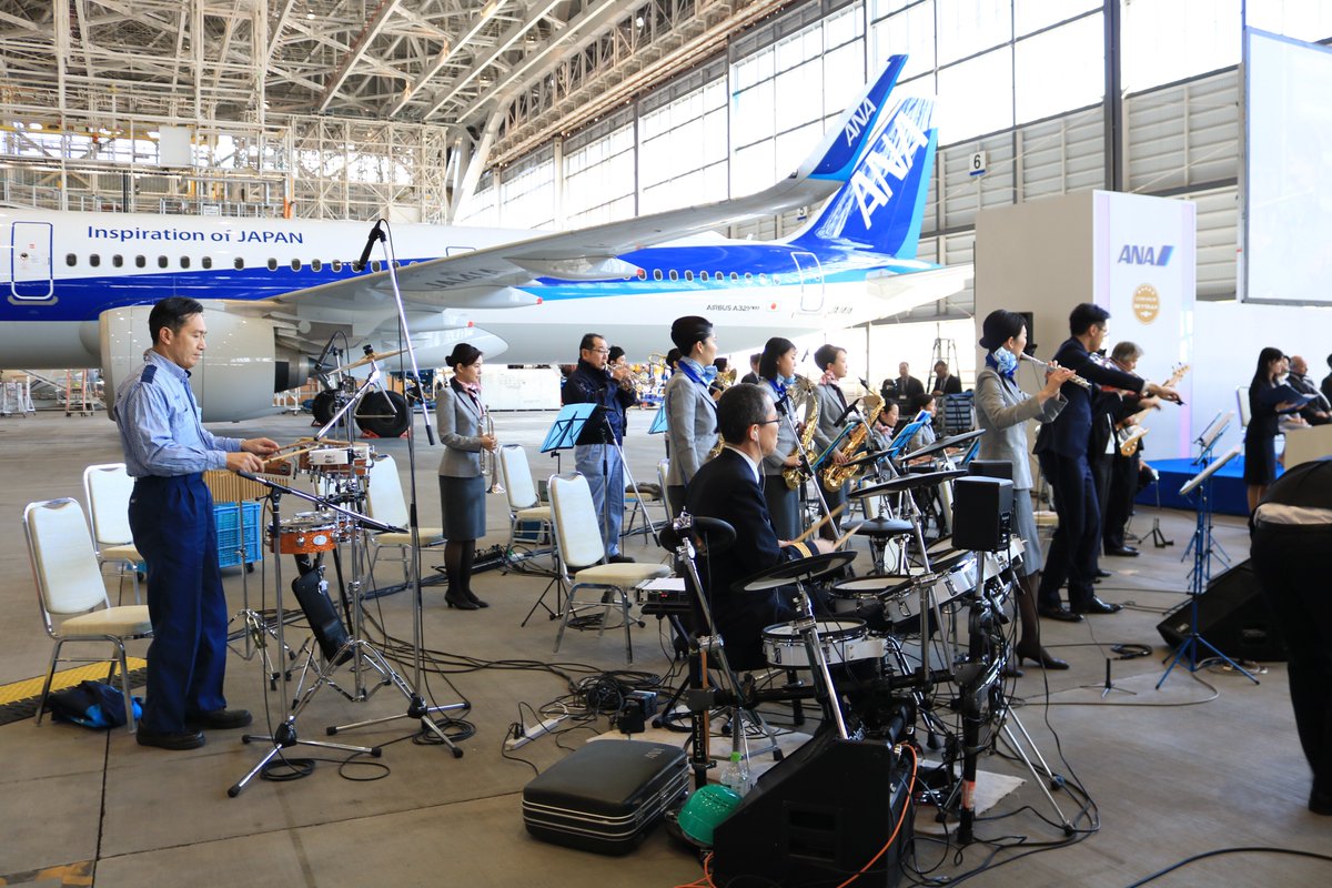 ANA_travel_info's tweet photo. 【ANAグループ合同入社式】
本日4/1（月）、羽田空港ANA機体工場✈で2019年度ANAグループ合同入社式🎊が行われました。
35社 総勢3,463名の新入社員✨が一同に集結🌟

会場では、発表されたばかりの新元号「令和」も伝えられ、希望を胸にスタートを切りました❗️

”The future starts today!!” https://t.co/w4eAzjUvkY