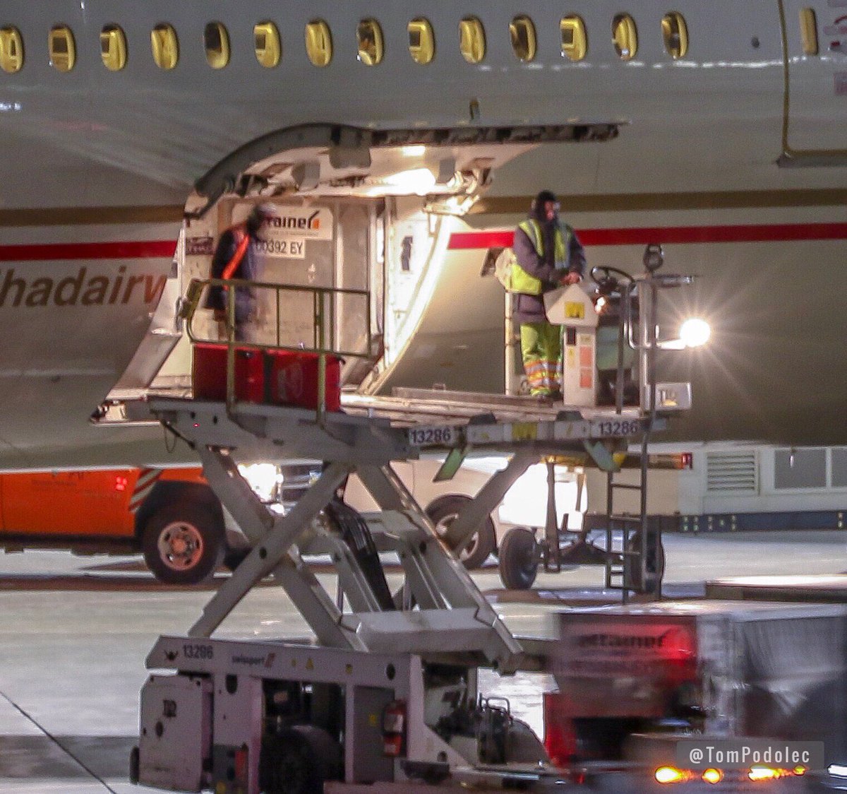 TomPodolec's tweet photo. BAG PULL...
Passenger on Etihad #EY140 to Abu Dhabi has decided not to travel just prior to plane pushing from the gate. Ground crews were required to remove her two (red) suitcases before flight could depart. It’s now pushing again, about an hour late. https://t.co/jfFxWIwcJO https://t.co/FN6JHnTCyi