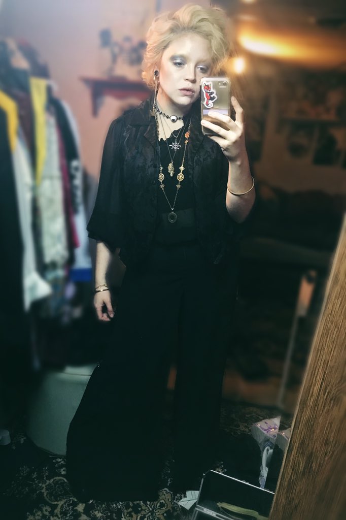 viehazard's tweet photo. Happy #tdov #TDOV2019 I’m still a non-binary alien shapeshifter // they/them https://t.co/zrzTQXKQDd