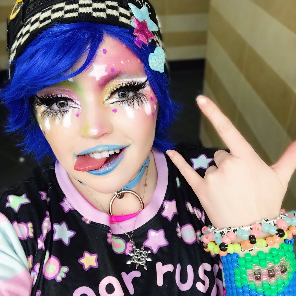 viehazard's tweet photo. Happy #tdov #TDOV2019 I’m still a non-binary alien shapeshifter // they/them https://t.co/zrzTQXKQDd