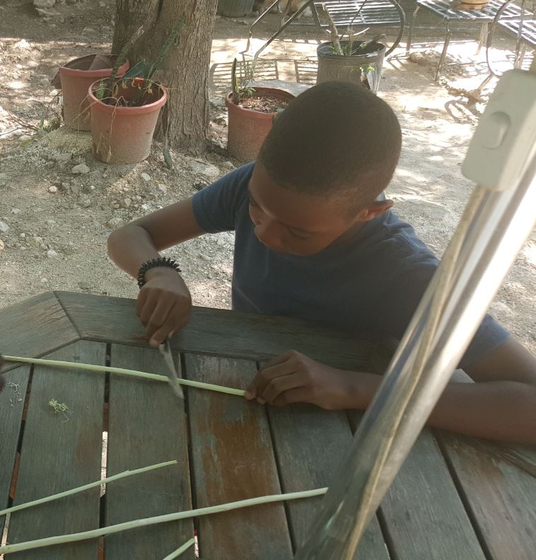 olivia_laporte's tweet photo. Julian Bartoli apprenant les différentes étapes de montage d'un cerf-volant. #jeuxtraditionnels #cerfvolant #epoquedescaremes https://t.co/LI31KK9ONR