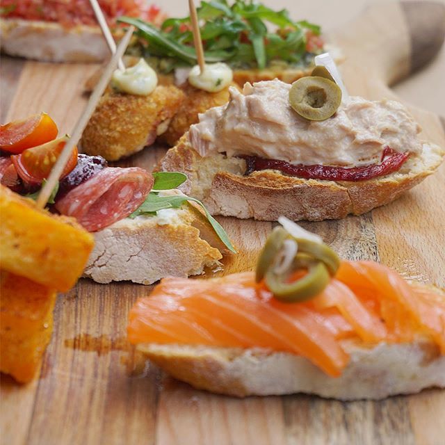 FoodTCMX's tweet photo. La cocina de #España es famosa por sus pintxos: una rebanada de pan de corteza crujiente servida como base de una pequeña porción de platillos típicos españoles. Encuentra en #FoodTradeCenter una variedad de pintxos en carta y ahora en nuestros Miércoles… https://t.co/wbGGMFPvXX https://t.co/Tfsflnp8LB