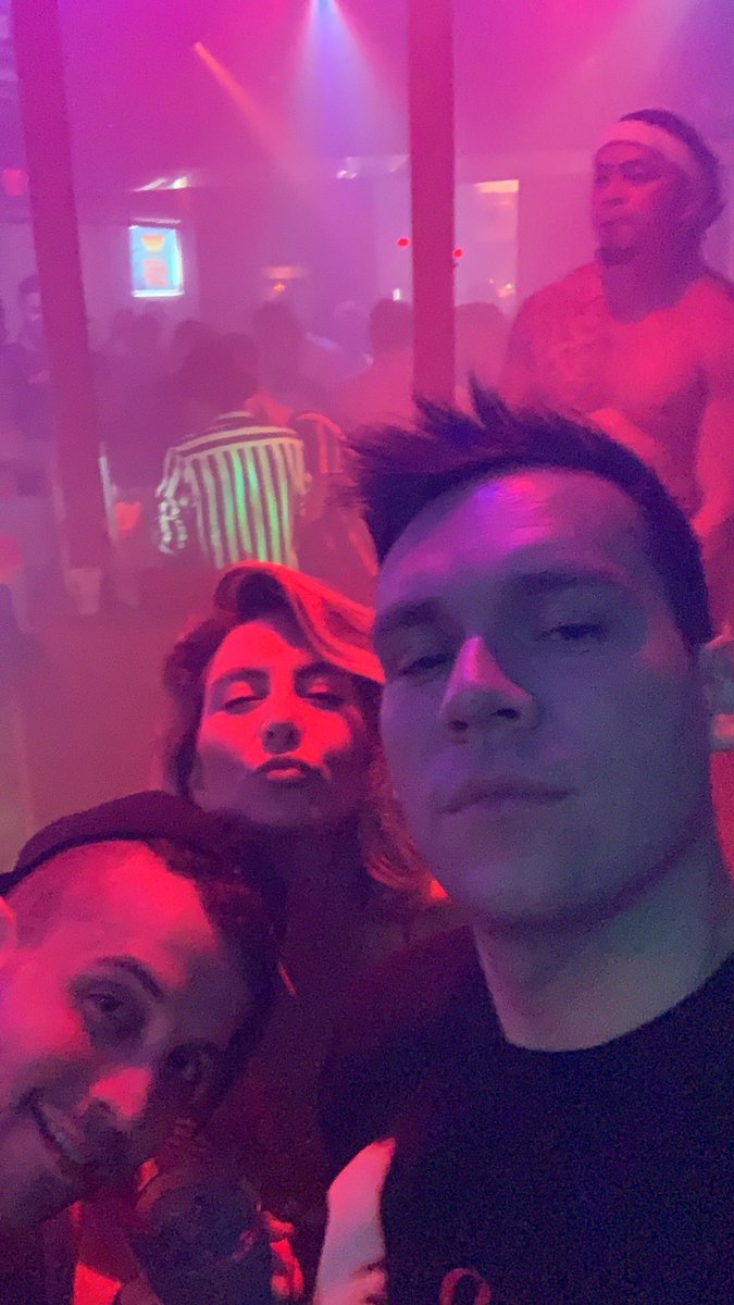 iwantmymtv35's tweet photo. #trunksbar #upshow https://t.co/PZxQJYpG8c
