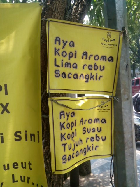 rasphiehapix's tweet photo. @Husen_Jafar #seninkerja masih setia dengan #ngopaynguriling #payling bermotor mio kuning mangkal di depan mesjid at taqwa #kpad #gerlong #bandung (jata ngurilung tapi netep..kumaha si)
Merapat demi 5rb secangkir #kopiaroma #kopihitam 7rb #kopisusu #kopiaromabanceuy https://t.co/rvVSi2UEl3