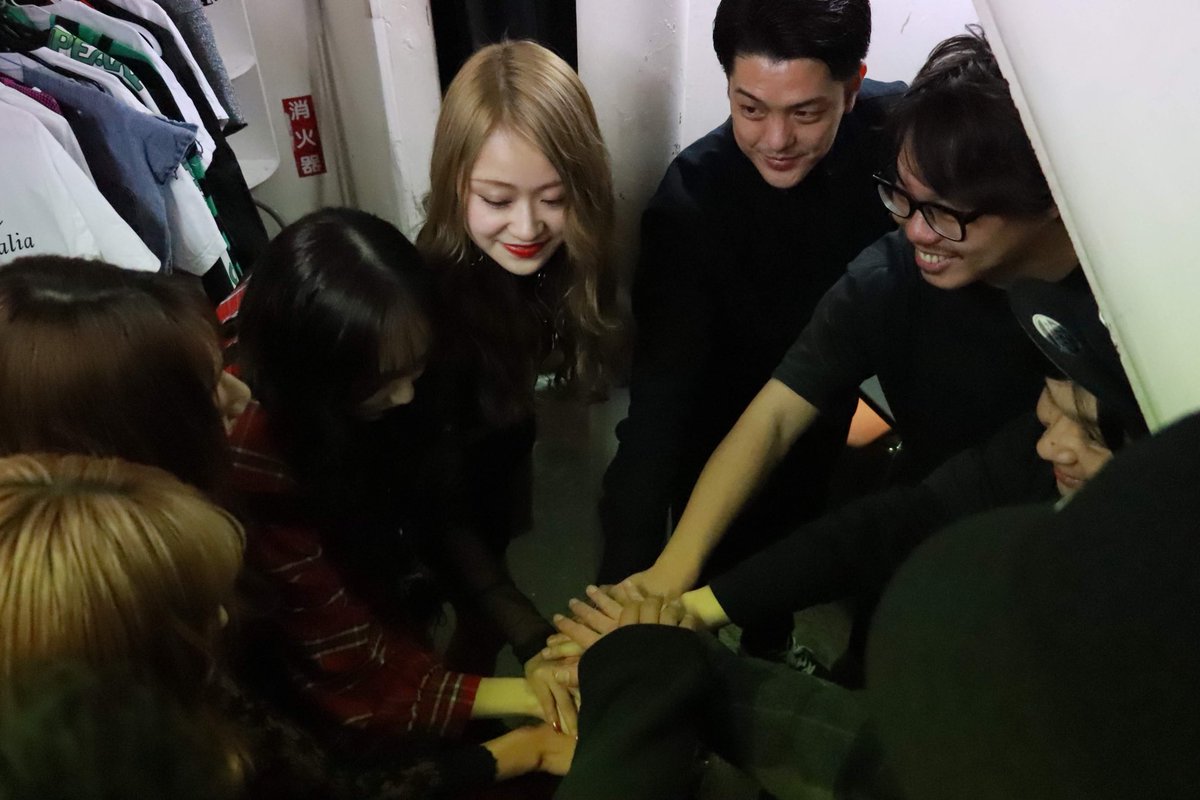 Mona_Carat's tweet photo. 制作に関わって下さった皆さん駆けつけてくれた皆さんお花送ってくれた皆さん、マネージャー、カメラやメンテナンスで大阪から来てくれたひろさん本当にありがとうございました！沢山迷惑かけましたが見捨てずにいてくれてありがとうございますこれからも沢山失敗すると思うけど負けない心で頑張ります https://t.co/jV6wU3RfBY