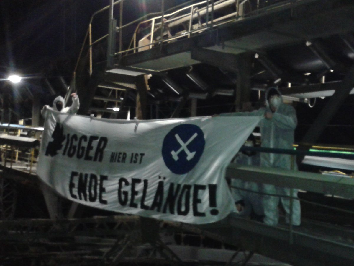645 Hey Digger du nervst! Unser Banner ist jetzt entrollt und wir machen es uns auf dem Bagger gemütlich so gut es geht. Bald wird's hell.
