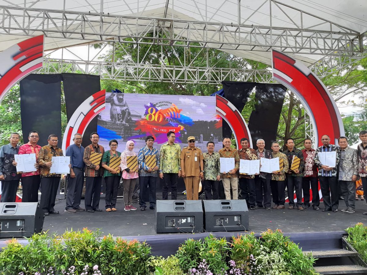 ikafishum's tweet photo. UIN Sunan Kalijaga Yogyakarta, yang diwakili oleh Dekan Fishum Moch. Sodik, https://t.co/NC0KljC3Mb, menjadi salah satu Universitas yang ikut melakukan Penandatangan Kerja Sama dengan KPI. Kegiatan ini berlangsung di Menara Pandang Kalimantan Selatan. https://t.co/QEYIxg1qGU