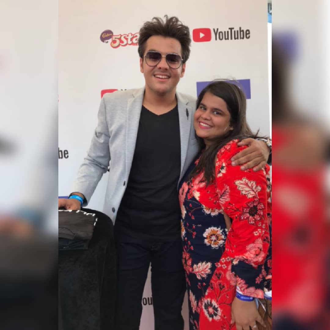 ClumsyDesii's tweet photo. He's definitely the most generous person I've ever met! Just look at him, he's so cute😭❤️
I've been following him since day one and I finally got a chance to meet him! Damnn, the proposal with the ring was the highlight of YouTube fanfest 2019!😭❤️
#GoPopGoYTFF
@ashchanchlani https://t.co/kzV5FSGSsl