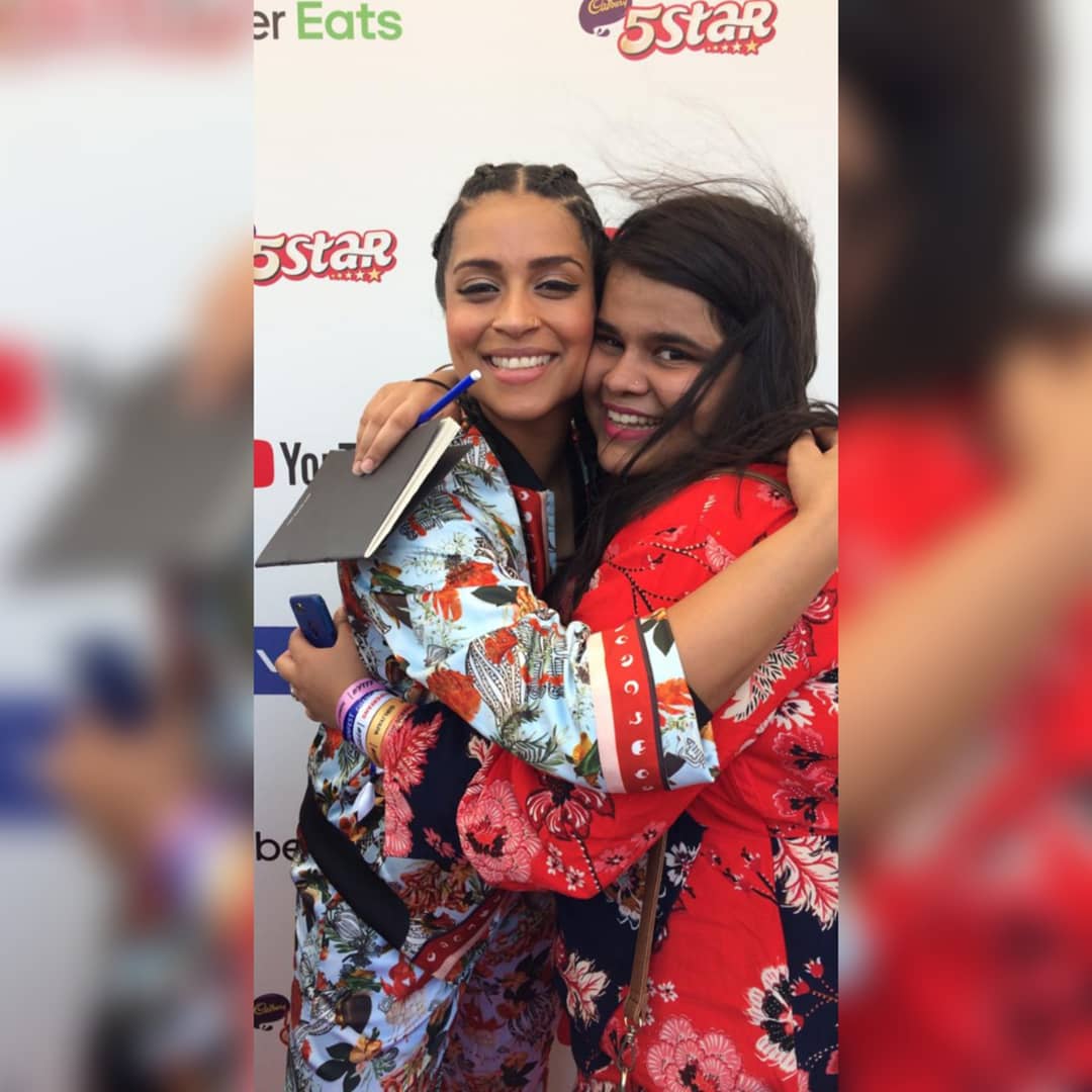 ClumsyDesii's tweet photo. Yes I'm crying😭❤️
Met this lovely person and she made my day memorable! I'm so in love her! @IISuperwomanII you're so sweet & pretty! Couldn't get my eyes off you😭❤️🌍
@Vivo_India thank you so much for giving me this! @YouTubeFanFest #GoPopGoYTFF #YTFF #YTFF2019 #YTFFMumbai https://t.co/Gz9GCWnUGF
