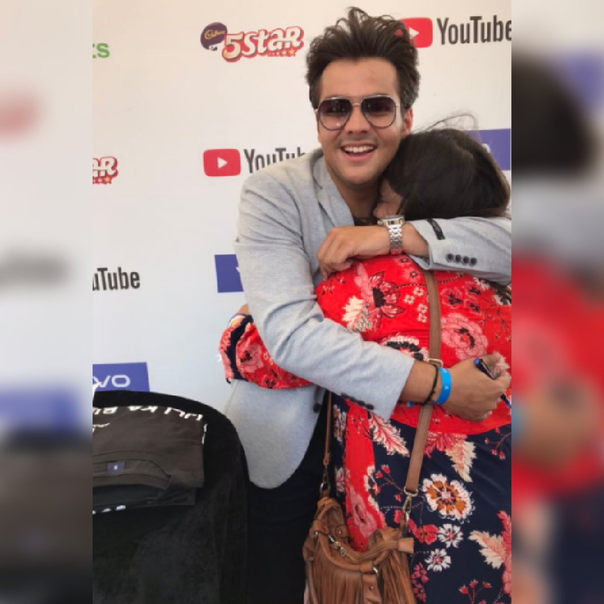 ClumsyDesii's tweet photo. He's definitely the most generous person I've ever met! Just look at him, he's so cute😭❤️
I've been following him since day one and I finally got a chance to meet him! Damnn, the proposal with the ring was the highlight of YouTube fanfest 2019!😭❤️
#GoPopGoYTFF
@ashchanchlani https://t.co/kzV5FSGSsl